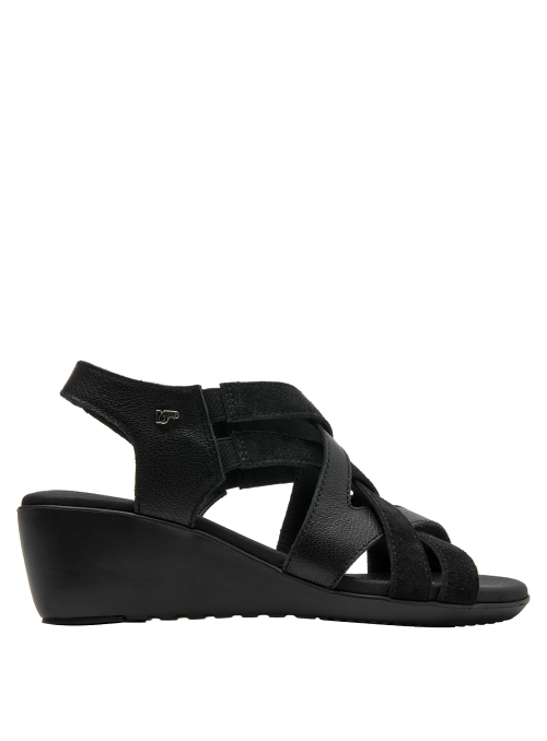 Sandalia de cuero negro, diseño elegante con detalles en gamuza y acabado mate.