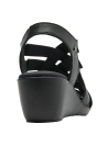 Sandalia casual de cuero negro con textura mixta, ideal para estilo semiformales.