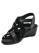 Sandalia de cuero negro con diseño minimalista y tiras cruzadas sobre el empeine.
