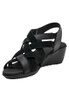 Sandalia de cuero negro con diseño minimalista y tiras cruzadas sobre el empeine.