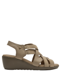 Sandalia beige casual chic de cuero, con detalles sofisticados y tiras cruzadas para mayor soporte.
