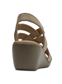Elegante sandalia de mujer en cuero beige, con diseño de tiras cruzadas y aplicación metálica.