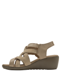 Sandalia casual de cuero beige con plataforma moderada, ideal para uso diario y combinaciones versátiles.