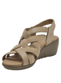 Sandalia beige de cuero con tiras cruzadas y detalle metálico, estilo casual chic para mujer.
