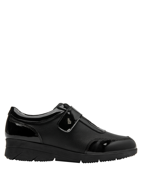 Moderno zapato de mujer en cuero negro charol, versátil para jeans o faldas.
