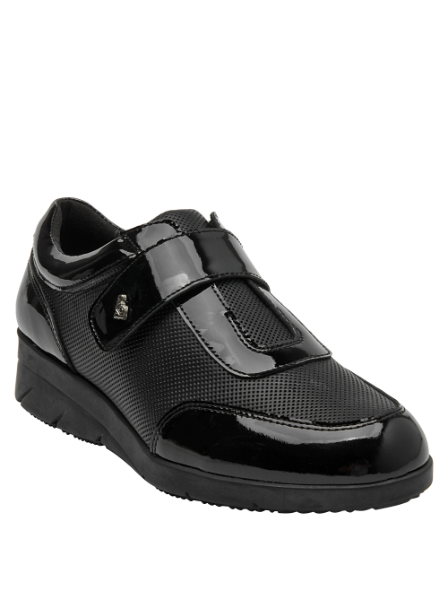 Moderno zapato de mujer en cuero negro charol, versátil para jeans o faldas.