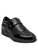 Moderno zapato de mujer en cuero negro charol, versátil para jeans o faldas.