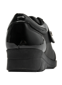 Zapato casual de cuero negro charol, ideal para uso urbano y comodidad diaria.