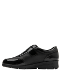 Elegante zapato de mujer en cuero negro charol, con insignia lateral decorativa.