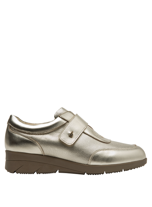 Zapato de cuero dorado metálico para mujer, con textura perforada y cierre de velcro.
