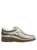 Zapato casual de cuero dorado, versátil para estilos audaces y looks relajados.