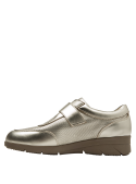 Zapato de mujer dorado metálico, cuero con ventilación, ideal para uso prolongado.