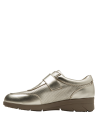 Zapato de mujer dorado metálico, cuero con ventilación, ideal para uso prolongado.
