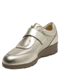 Elegante zapato de cuero dorado con diseño moderno y detalles perforados.