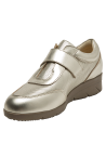 Elegante zapato de cuero dorado con diseño moderno y detalles perforados.