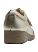 Calzado casual deportivo-chic dorado de cuero, suela de goma y ajuste cómodo.