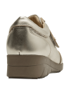 Calzado casual deportivo-chic dorado de cuero, suela de goma y ajuste cómodo.