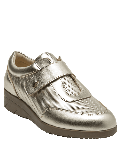 Zapato de cuero dorado metálico para mujer, con textura perforada y cierre de velcro.