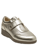 Zapato de cuero dorado metálico para mujer, con textura perforada y cierre de velcro.
