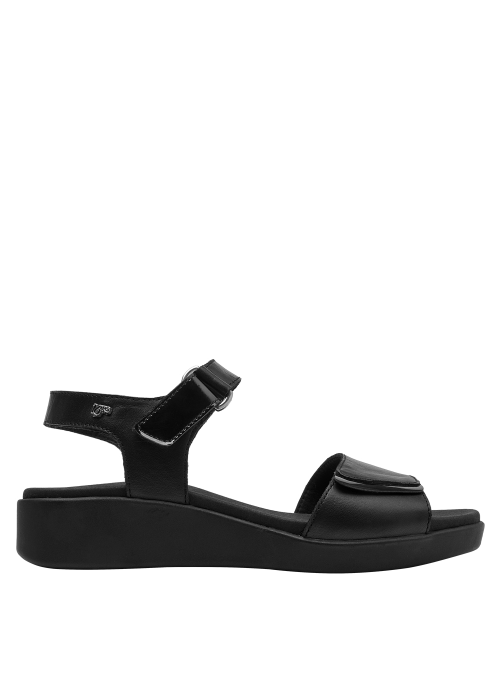 elegante sandalia de cuero negro, estilo urbano, sin decoración adicional, versátil y combinable.