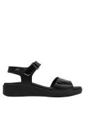 calzado de cuero negro, diseño sofisticado, perfecto para contextos informales con comodidad y estilo.
