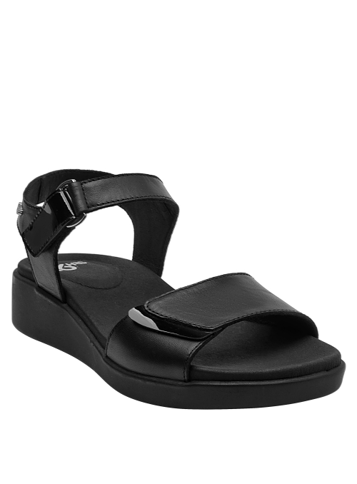 elegante sandalia de cuero negro, estilo urbano, sin decoración adicional, versátil y combinable.