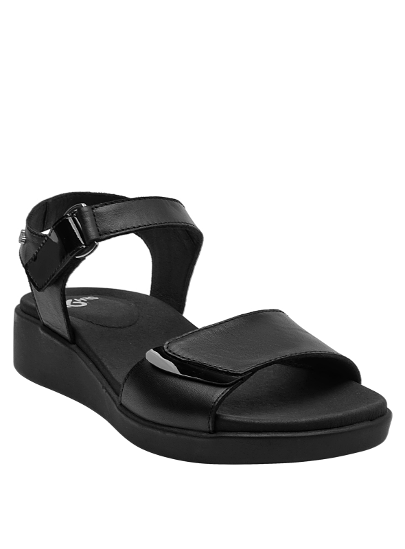 elegante sandalia de cuero negro, estilo urbano, sin decoración adicional, versátil y combinable.