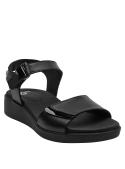 elegante sandalia de cuero negro, estilo urbano, sin decoración adicional, versátil y combinable.