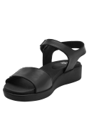 sandalia de cuero negro para mujer, estilo casual, con tiras ajustables sobre el empeine y tobillo.