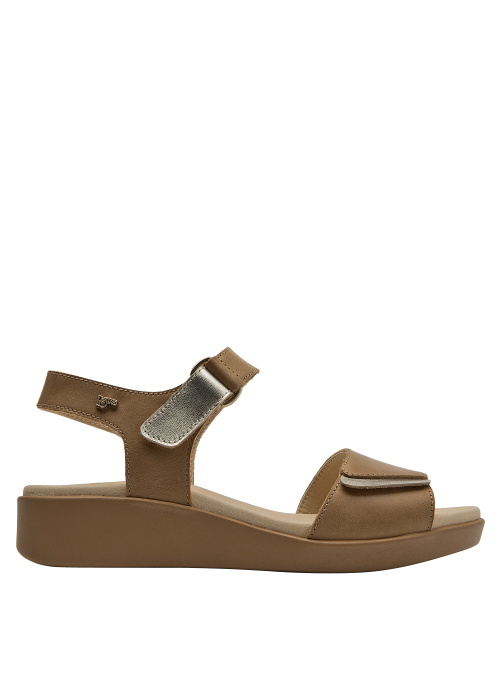 Sandalia casual de cuero camel con cierre de velcro, cómoda y moderna.