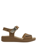 Sandalia camel de cuero para mujer, versátil para salidas informales.
