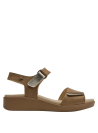 Sandalia camel de cuero para mujer, versátil para salidas informales.
