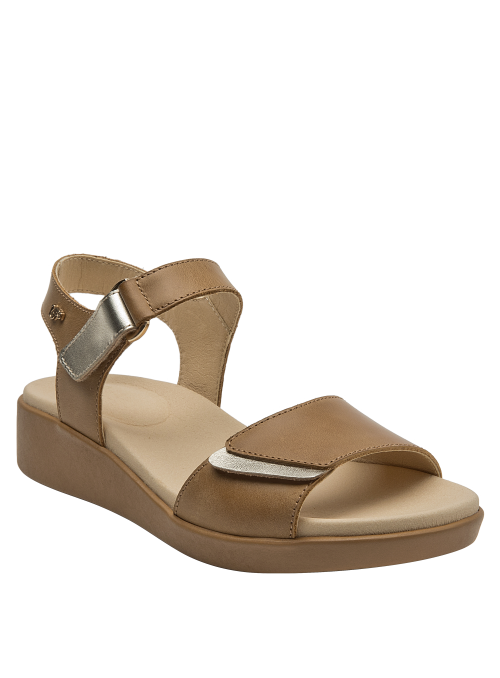 Sandalia casual de cuero camel con cierre de velcro, cómoda y moderna.