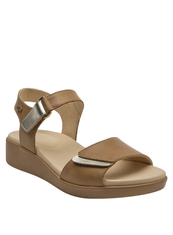 Sandalia casual de cuero camel con cierre de velcro, cómoda y moderna.
