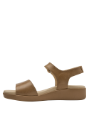 Sandalia de cuero camel para mujer, perfecta para combinar con jeans o vestidos.