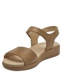 Sandalia casual chic de cuero camel, ideal para primavera y verano.