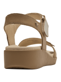 Sandalia de cuero camel para mujer con cierre de velcro y detalles metálicos elegantes.