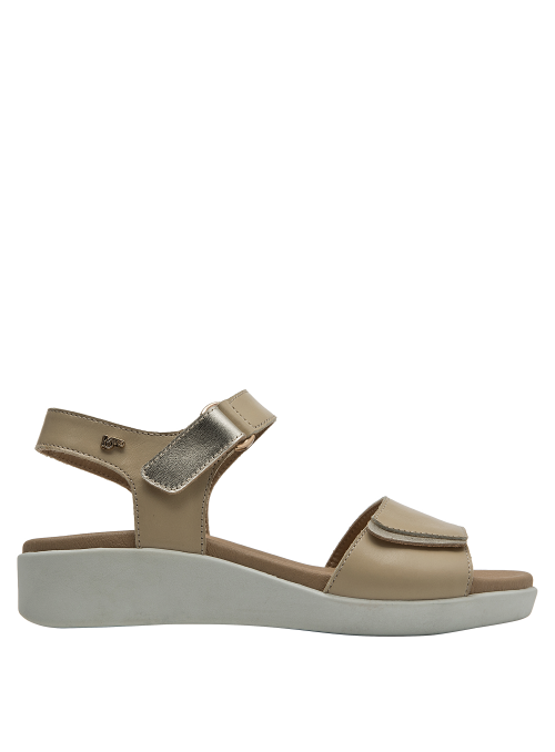 Sandalia beige casual para mujer con detalle metálico en cierre y textura lisa de cuero.