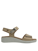 Calzado de cuero beige para mujer, estilo sobrio, con suela blanca y diseño elegante.