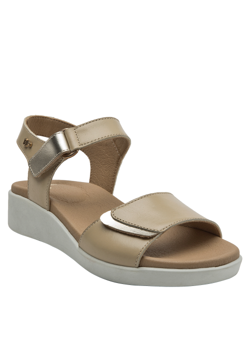 Sandalia beige casual para mujer con detalle metálico en cierre y textura lisa de cuero.