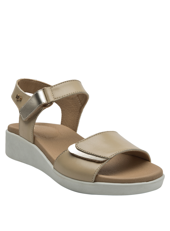 Sandalia beige casual para mujer con detalle metálico en cierre y textura lisa de cuero.