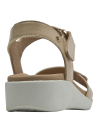 Sandalia de cuero beige para mujer, estilo casual, con cierre de velcro y acabado sofisticado.