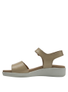 Calzado casual de cuero beige para mujer con suela blanca y altura moderada.