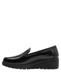 Calzado formal de cuero negro para mujer, con suela ligera, combina funcionalidad y estilo.