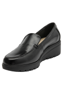Elegante mocasín femenino en cuero negro, diseño limpio sin decoraciones, perfecto para el trabajo.