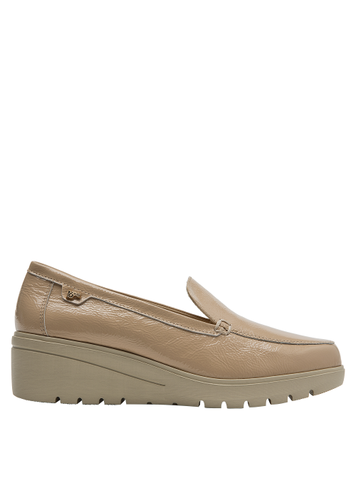 Mocasín de cuero beige claro para mujer, sofisticado y versátil para combinar con diferentes atuendos.