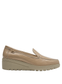 Calzado mocasín de charol beige para mujer, perfecto para un look casual-chic con comodidad y elegancia.
