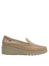 Calzado mocasín de charol beige para mujer, perfecto para un look casual-chic con comodidad y elegancia.