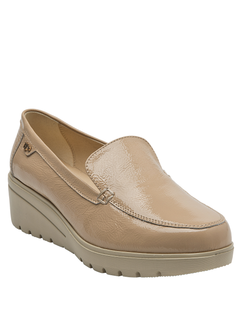 Mocasín de cuero beige claro para mujer, sofisticado y versátil para combinar con diferentes atuendos.
