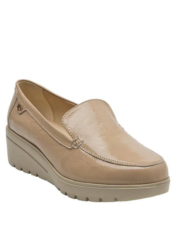 Mocasín de cuero beige claro para mujer, sofisticado y versátil para combinar con diferentes atuendos.
